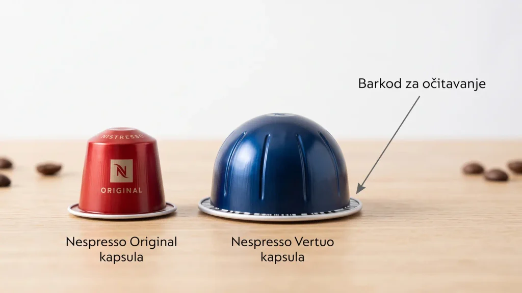 Poređenje Nespresso Original i Vertuo kapsula na drvenoj površini. Slika prikazuje manju crvenu Original kapsulu i veću plavu Vertuo kapsulu sa strelicom koja pokazuje na barkod za očitavanje na obodu Vertuo kapsule